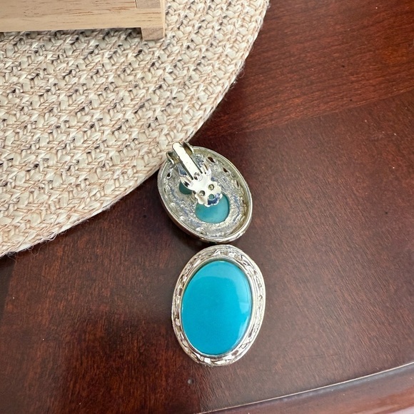 Vintage ClipOn Earrings - Picture 2 of 3